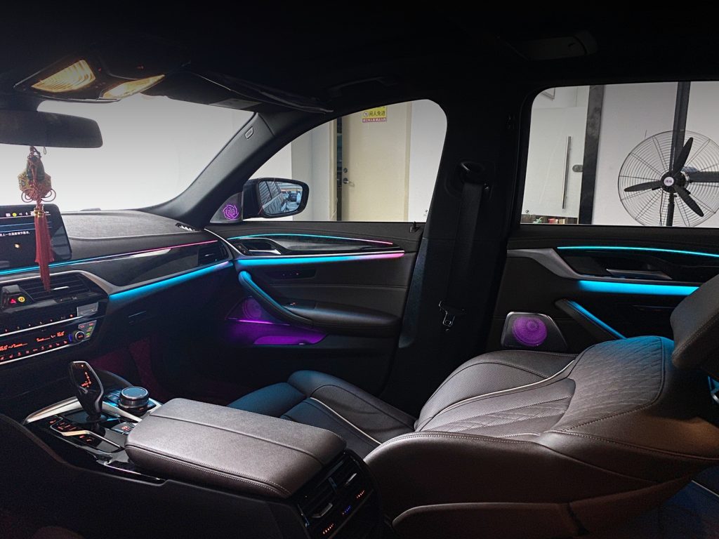 BMW 5er G30 Ambientebeleuchtung Nachrüsten – Dynamisches Art mit Hochtöner-Lautsprecherabdeckung